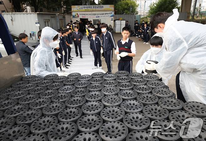 30일 경기 평택시의 한 장애인 단체에서 한광중학교 학생들이 연탄 나눔 봉사활동을 하고 있다. 한광중학교는 올해 평택시 관내 취약계층 8가구에 연탄 4000장을 기부할 예정이며 지난 2013년부터 올해까지 누적 5만 7400장의 연탄을 기부했다. 2025.10.30/뉴스1 ⓒ News1 김영운 기자