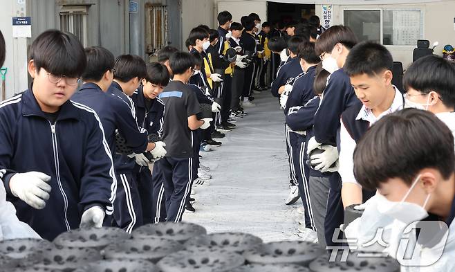 30일 경기 평택시의 한 장애인 단체에서 한광중학교 학생들이 연탄 나눔 봉사활동을 하고 있다. 한광중학교는 올해 평택시 관내 취약계층 8가구에 연탄 4000장을 기부할 예정이며 지난 2013년부터 올해까지 누적 5만 7400장의 연탄을 기부했다. 2025.10.30/뉴스1 ⓒ News1 김영운 기자