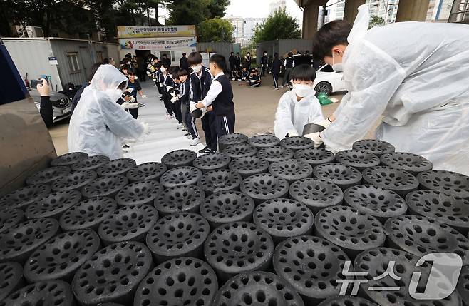 30일 경기 평택시의 한 장애인 단체에서 한광중학교 학생들이 연탄 나눔 봉사활동을 하고 있다. 한광중학교는 올해 평택시 관내 취약계층 8가구에 연탄 4000장을 기부할 예정이며 지난 2013년부터 올해까지 누적 5만 7400장의 연탄을 기부했다. 2025.10.30/뉴스1 ⓒ News1 김영운 기자