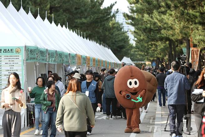 제17회 강릉커피축제 개막 첫날인 30일 강원 강릉시 커피거리 일대가 방문객들로 북적이고 있다. 이번 축제는 오는 11월 2일까지 나흘 간 이어진다.(강릉시 제공, 재판매 및 DB 금지) 2025.10.30/뉴스1 ⓒ News1 윤왕근 기자
