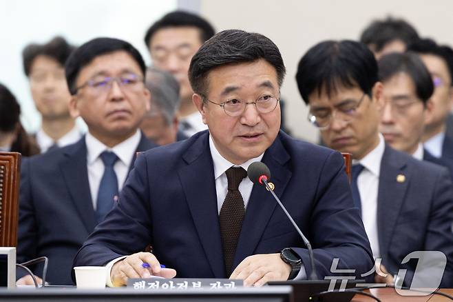 윤호중 행정안전부 장관이 30일 서울 여의도 국회에서 열린 행정안전위원회 행정안전부 등에 대한 국정감사에 출석해 의원 질의에 답변하고 있다. 2025.10.30/뉴스1 ⓒ News1 이승배 기자