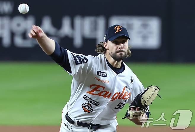 30일 대전 한화생명볼파크에서 열린 프로야구 2025 신한 SOL뱅크 KBO 포스트시즌 한국시리즈 4차전 LG 트윈스와 한화 이글스의 경기, 한화 선발투수 와이스가 6회초 역투하고 있다. 2025.10.30/뉴스1 ⓒ News1 김도우 기자