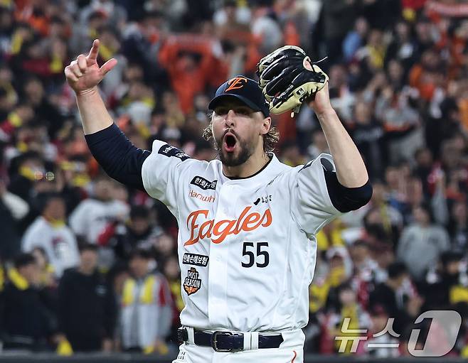 30일 대전 한화생명볼파크에서 열린 프로야구 2025 신한 SOL뱅크 KBO 포스트시즌 한국시리즈 4차전 LG 트윈스와 한화 이글스의 경기, 한화 선발투수 와이스가 7회초 1사 1,2루 상황에서 LG 문성주를 병살타 처리 후 포효하고 있다. 2025.10.30/뉴스1 ⓒ News1 구윤성 기자