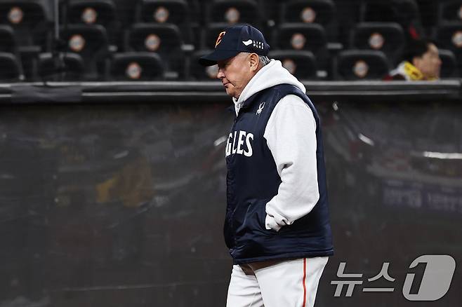 30일 대전 한화생명볼파크에서 열린 프로야구 2025 신한 SOL뱅크 KBO 포스트시즌 한국시리즈 4차전 LG 트윈스와 한화 이글스의 경기, LG에 7-4 역전패한 한화 김경문 감독이 그라운드를 나서고 있다. 2025.10.30/뉴스1 ⓒ News1 구윤성 기자
