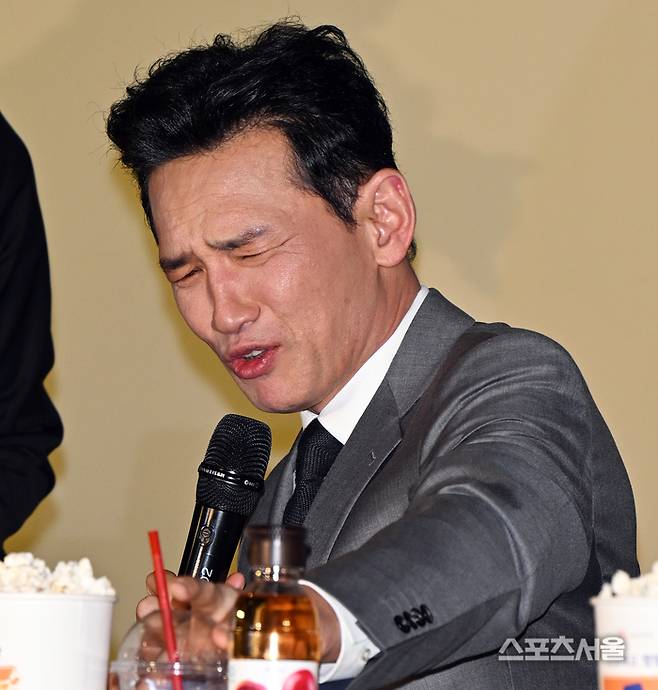 황정민이 홍초음료를 마신 후, 곤혹스런 표정을 짓고 있다. 이주상기자 rainbow@sportsseoul.com