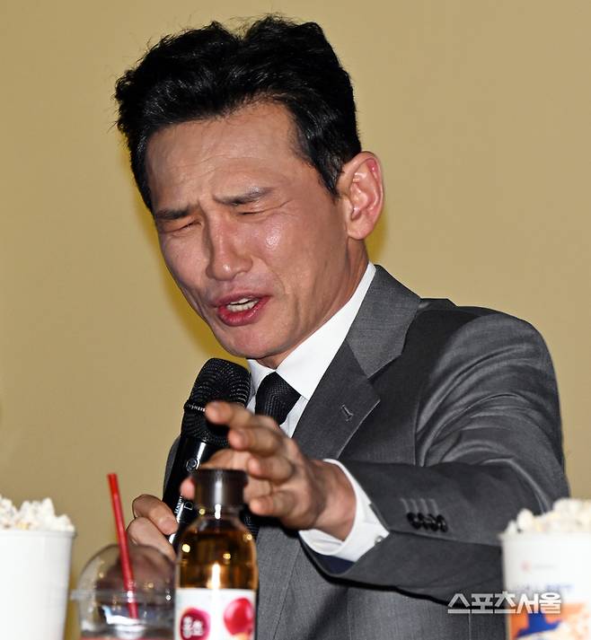 황정민이 홍초음료를 마신 후, 곤혹스런 표정을 짓고 있다. 이주상기자 rainbow@sportsseoul.com