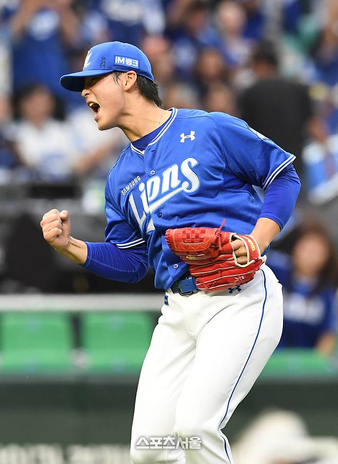 삼성 이호성이 9일 인천 SSG랜더스필드에서 열린 2025 KBO리그 SSG와 준플레이오프 1차전 8회말 2사 만루 상황에서 SSG 고명준을 3루 땅볼로 잡아내며 위기를 넘기면서 환호하고 있다. 문학 | 박진업 기자 upandup@sportsseoul.com