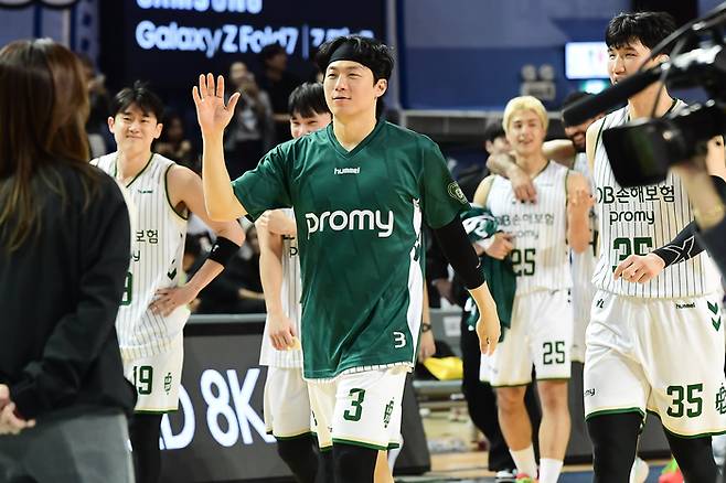 이정현이 팬을 향해 인사를 건네고 있다. 사진 | KBL