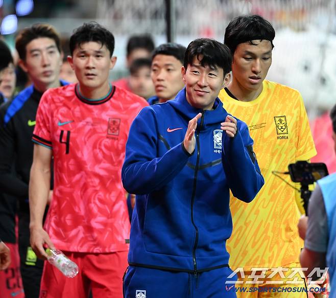 14일 서울월드컵경기장에서 열린 대한민국 축구대표팀과 파라과이의 평가전. 대한민국이 2대0으로 승리했다. 동료들과 함께 팬들에 인사하는 손흥민의 모슴. 상암=허상욱 기자wook@sportschosun.com/2025.10.14/