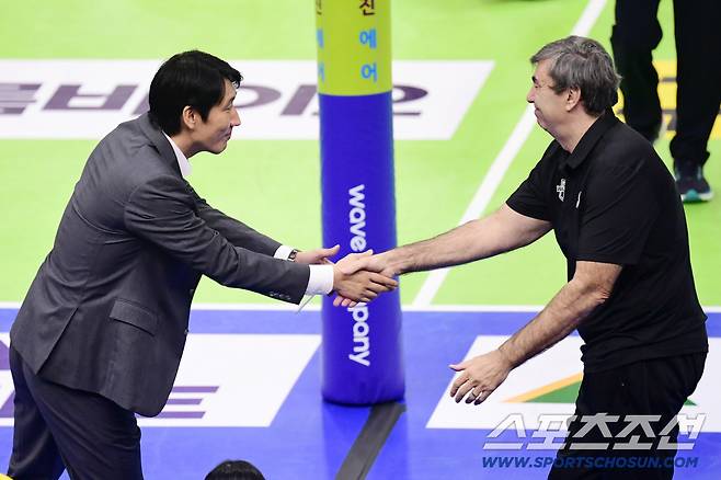 29일 수원체육관에서 열린 배구 V리그 남자부 한국전력과 현대캐피탈의 경기. 경기를 앞두고 현대캐피탈 블랑 감독과 인사를 나누고 있는 한국전력 권영민 감독. 수원=송정헌 기자songs@sportschosun.com/2025.10.29/