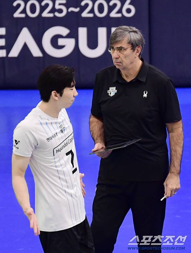 경기 지켜보는 현대캐피탈 필립 블랑 감독.