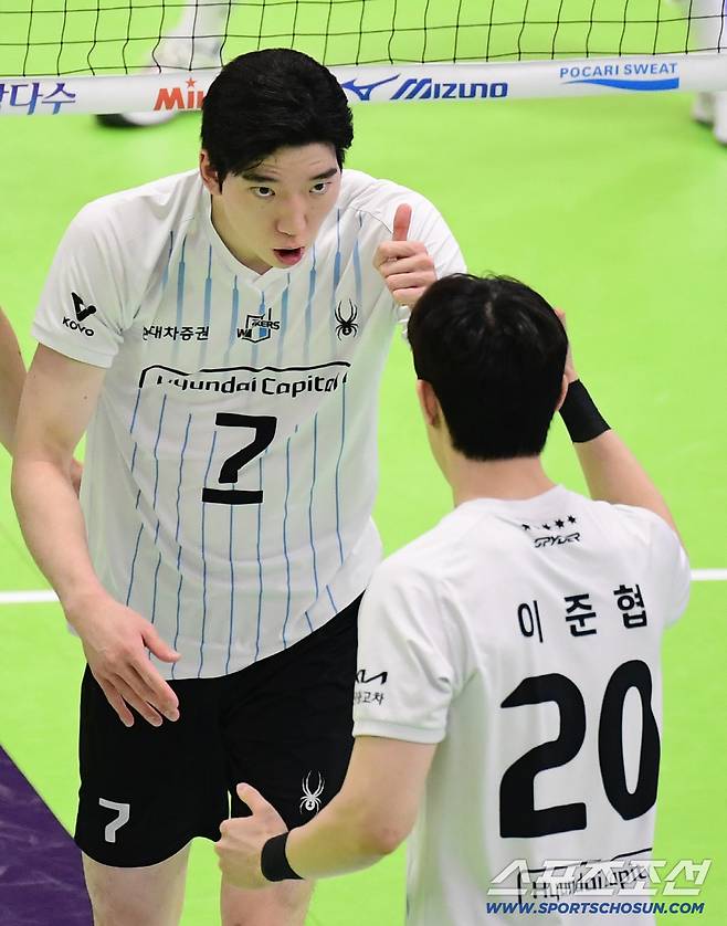 득점 성공 후 이준협 칭찬하는 허수봉.