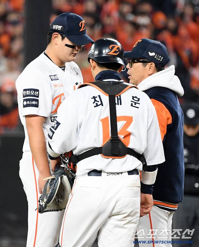 29일 대전 한화생명볼파크에서 열린 한국시리즈 3차전 한화 이글스와 LG 트윈스의 경기. 9회초 1사 1,2루 LG 문성주 타석을 앞두고 마운드를 찾은 한화 양상문 코치가 김서현을 격려하고 있다. 대전=박재만 기자 pjm@sportschosun.com/2025.10.29/