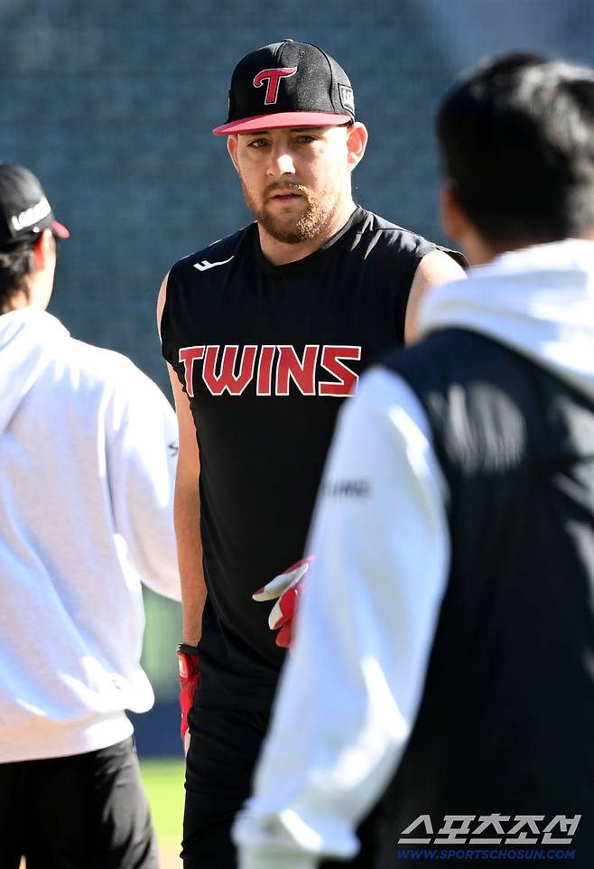 27일 서울 잠실구장에서 열린 한화와 LG의 한국시리즈 2차전. 오스틴이 타격훈련을 하고 있다. 잠실=허상욱 기자wook@sportschosun.com/2025.10.27/