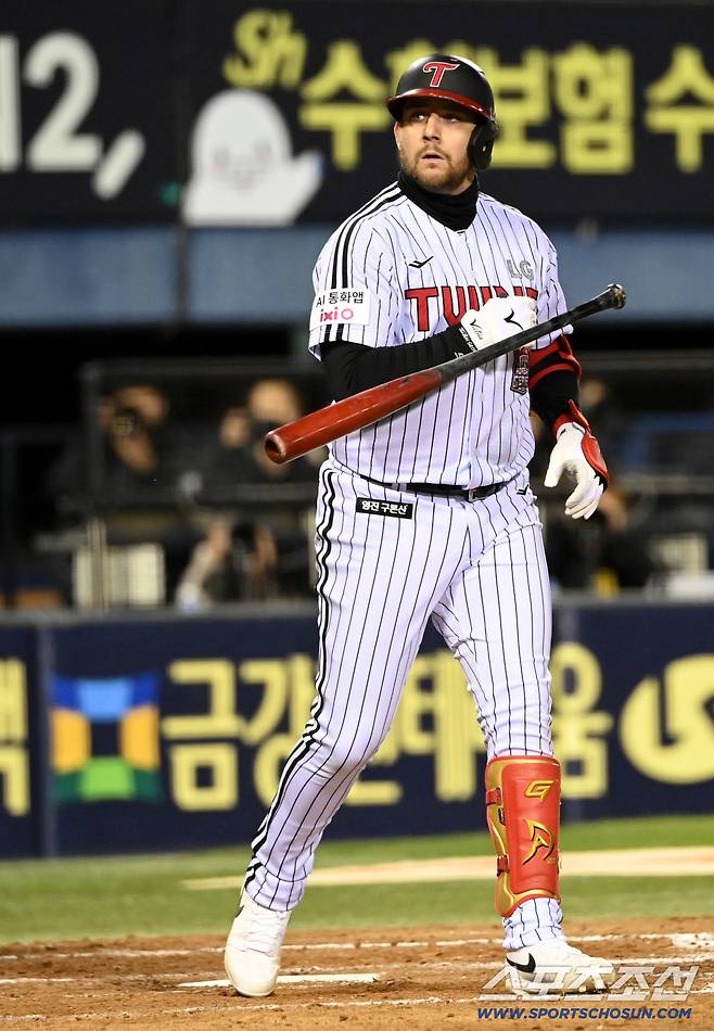 27일 서울 잠실구장에서 열린 한화와 LG의 한국시리즈 2차전. 4회말 2사 1루 볼넷으로 걸어나가는 오스틴. 잠실=허상욱 기자wook@sportschosun.com/2025.10.27/