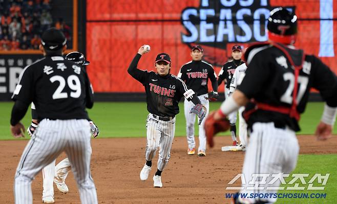 29일 대전 한화생명볼파크에서 열린 한국시리즈 3차전 한화 이글스와 LG 트윈스의 경기. 2회말 1사 1,2루 한화 이도윤 내야 뜬공 때 LG 유격수 오지환이 고의낙구 후 병살로 연결하고 있다. 2루수 신민재 포스아웃 후 한화 하주석을 몰고 있다. 대전=박재만 기자 pjm@sportschosun.com/2025.10.29/