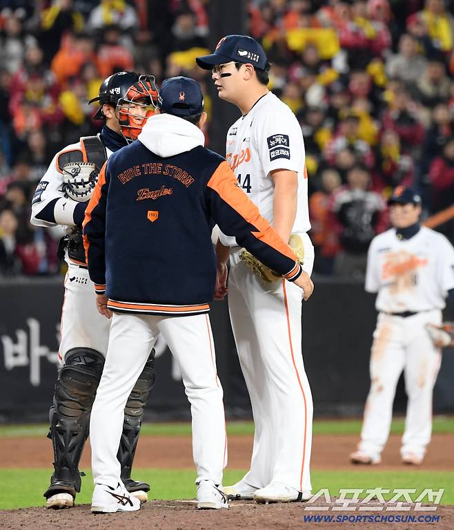 30일 대전 한화생명볼파크에서 열린 한국시리즈 4차전 한화 이글스와 LG 트윈스의 경기. 9회 마운드를 찾은 한화 양상문 코치가 마무리 김서현을 교체하고 있다. 대전=박재만 기자 pjm@sportschosun.com/2025.10.30/
