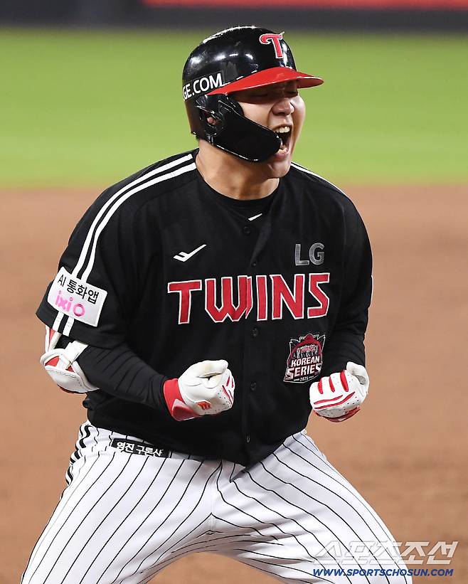 30일 대전 한화생명볼파크에서 열린 LG와 한화의 한국시리즈 4차전. 9회초 2사 1루 문보경이 1타점 3루타를 친 후 환호하고 있다. 대전=정재근 기자 cjg@sportschosun.com/2025.10.30/