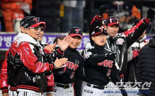 30일 대전 한화생명볼파크에서 열린 한국시리즈 4차전 한화 이글스와 LG 트윈스의 경기. 승리한 LG 염경엽 감독이 기뻐하고 있다. 대전=박재만 기자 pjm@sportschosun.com/2025.10.30/