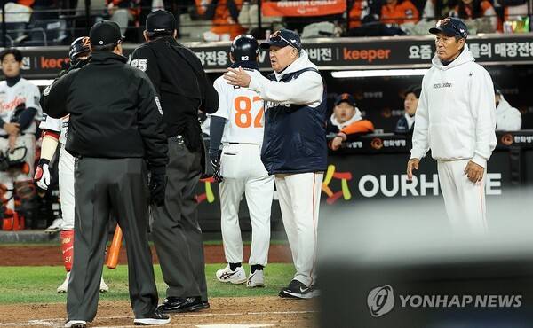 인필드플라이와 관련해 항의하는 김경문 감독. ⓒ연합뉴스