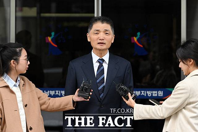 21일 오전 서울 양천구 서울남부지방법원에서 열린 선고공판에서 SM엔터테인먼트 시세를 조종한 혐의로 기소된 카카오 창업자 김범수 경영쇄신위원장이 무죄를 선고 받은 뒤 발언을 하고 있다. /남용희 기자