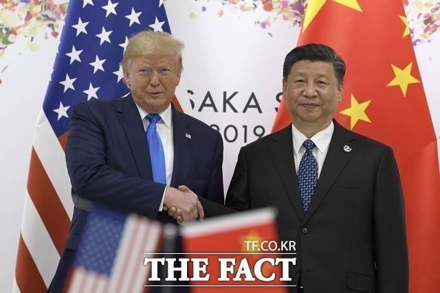도널드 트럼프 미국 대통령은 30일 부산에서 열린 시진핑 중국 국가주석과의 미중 정상회담을 "매우 성공적"이라고 평가하며, 각종 현안에 합의했음을 기자들에게 알렸다. 사진은 지난 2019년 6월 일본 오사카 G20(주요 20개국) 정상회의 계기 미중 정상회담을 갖는 트럼프 대통령과 시 주석. /AP.뉴시스