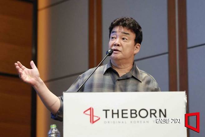 백종원 더본코리아 대표이사가 28일 오후 서울 영등포구 콘래드호텔에서 열린 더본코리아 기업설명회에 참석해 발표를 하고 있다. 강진형 기자