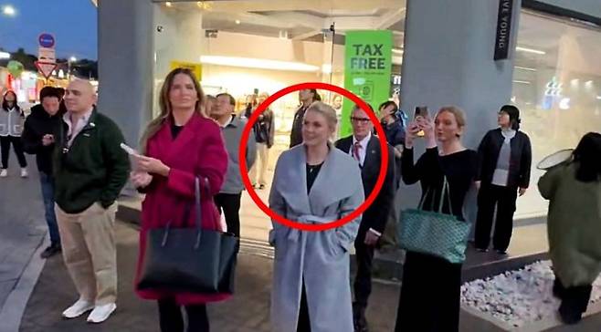 캐롤라인 레빗(붉은 원) 백악관 대변인이 29일 경주 황리단길 올리브영 앞에서 우연히 마주친 '윤 어게인' 시위대의 행진을 지켜보고 있다. 유튜브 채널 '자유드림TV'