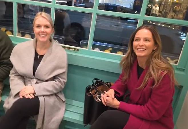 캐롤라인 레빗 백악관 대변인(왼쪽)과 마고 마틴 커뮤니케이션 담당 특별 보좌관이 29일 경주 황리단길의 한 디저트 가게에서 주문을 기다리고 있는 모습. /유튜브 '일롱 머스크'