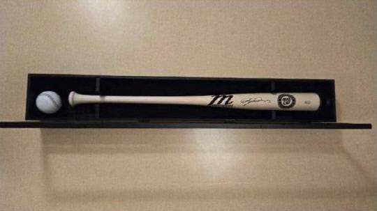 인장이 새겨진 야구 용품 세트. 대통령실