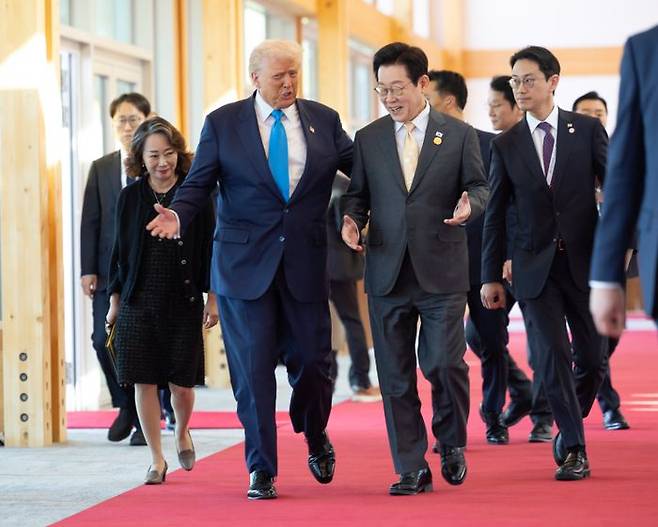 이재명 대통령과 도널드 트럼프 미국 대통령이 29일 경북 경주박물관에서 정상회담장으로 이동하며 대화하고 있다. ⓒ연합뉴스