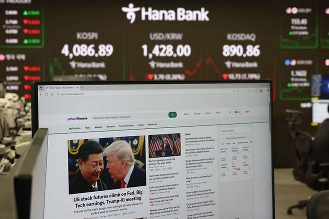 30일 오후 서울 중구 하나은행 딜링룸에서 미중 정상회담 관련 뉴스가 나오고 있다. ⓒ뉴시스