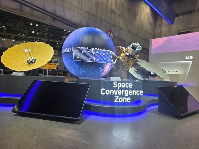 ADEX2025 LIG넥스원 부스에 전시된 천리안위성 5호. ⓒLIG넥스원
