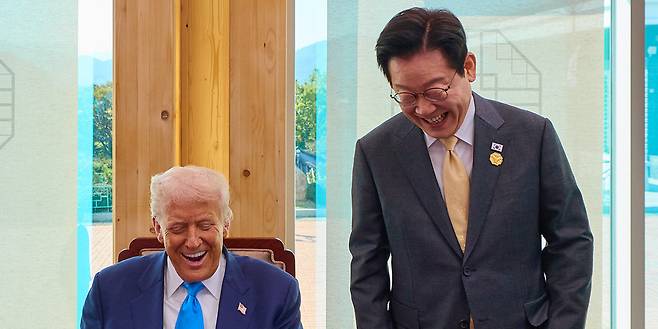 이재명 대통령(오른쪽)과 도널드 트럼프 미국 대통령이 29일 경북 경주박물관에서 열린 한미 정상회담에 앞서 방명록을 작성하고 있다. 대통령실 제공