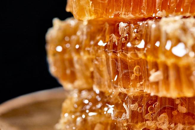 꿀이나 메이플시럽 같은 천연당을 섭취해도 우리 몸은 정제당과 똑같은 방식으로 처리해 건강상 이점이 없다. 사진=게티이미지코리아.