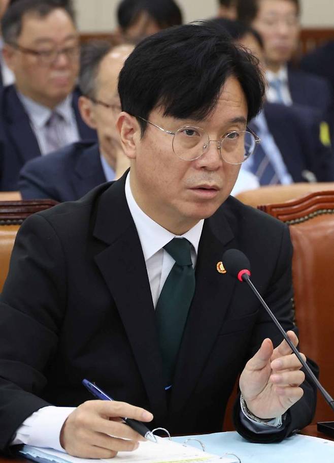 김영훈 고용노동부 장관이 30일 오전 서울 여의도 국회 기후에너지환경노동위원회에서 열린 고용노동부 등 종합감사에서 의원 질의에 답변하고 있다. 사진=뉴시스