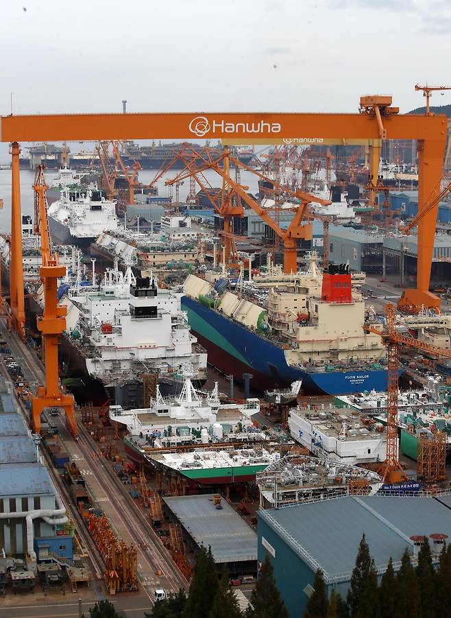 경남 거제시 한화오션 거제사업장에 대형 크레인과 건조 중인 선박이 보이고 있다. 2025.10.30/뉴스1