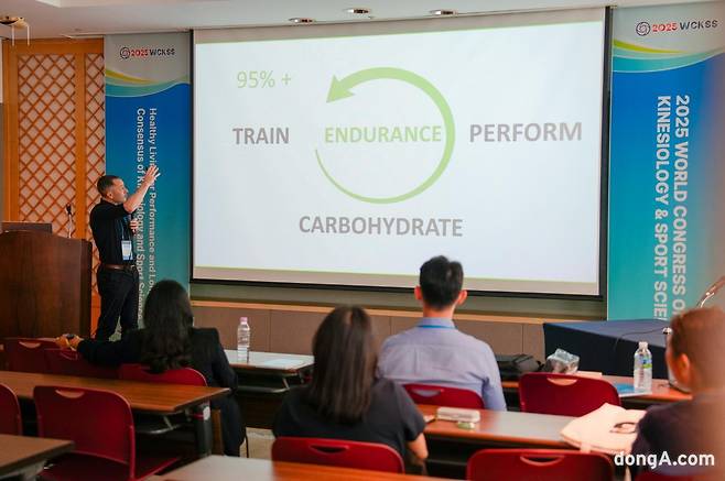 이안 롤로(Ian Rollo) GSSI 수석 사이언티스트, WCKSS GSSI 심포지엄 발표 모습