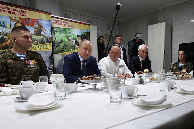 블라디미르 푸틴(왼쪽 두 번째) 러시아 대통령이 29일(현지 시간) 모스크바에 있는 군병원에서 우크라이나 특별군사작전 참전 군인들과 이야기를 나누고 있다. 푸틴 대통령은 포세이돈 수중 무인기를 핵동력 시설을 이용해 실험했으며 굉장한 성공을 거뒀다고 밝혔다. 2025.10.30. 모스크바=AP/뉴시스