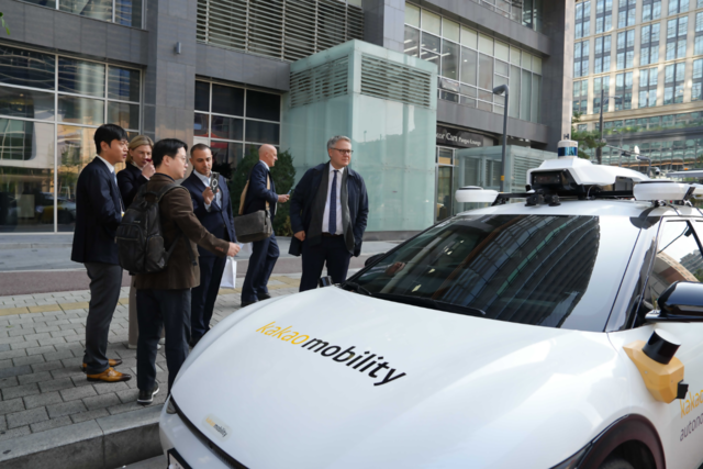 경기 성남시 카카오모빌리티 사옥 인근에서 지난 29일 유럽의회 교통관광위원회 소속 의원들이 카카오모빌리티 관계자로부터 자율주행 차량에 대한 설명을 듣고 있다. 카카오모빌리티 제공