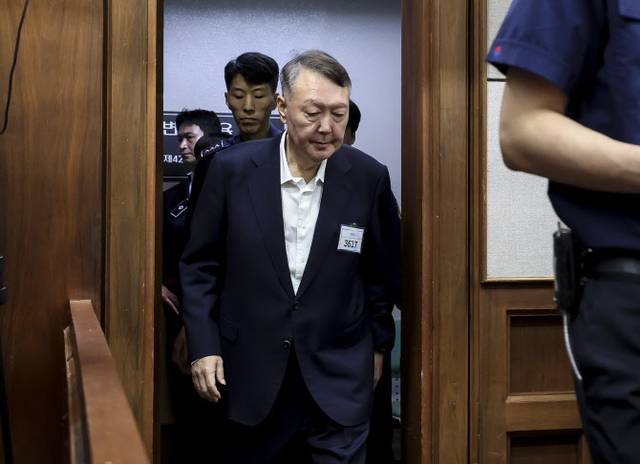 윤석열 전 대통령이 지난달 26일 서울 서초구 서울중앙지법에서 열린 특수공무집행방해, 직권남용 권리행사방해 등 혐의 사건 1차 공판에 출석하고 있다. [사진공동취재단, 연합뉴스]