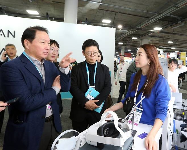 지난해 CES 2024 당시, 최태원 SK그룹 회장 겸 대한상공회의소 회장(왼쪽 첫번째)이 이형희 당시 SK수펙스추구협의회 사장(서울상의 부회장, 왼쪽 두번째)과 부스를 살펴보고 있다. 이 사장은 30일 SK그룹 사장단 인사를 통해 부회장으로 승진했다. 상의 제공