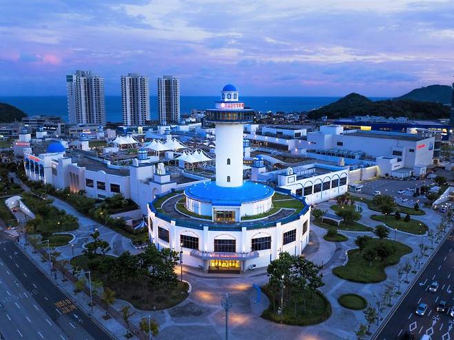 롯데몰 동부산점이 31일부터 다음달 9일까지 하반기 최대 규모 세일 행사 '서프라이스 위크'를 진행한다. 롯데몰 동부산점 야경 롯데몰 동부산점 제공