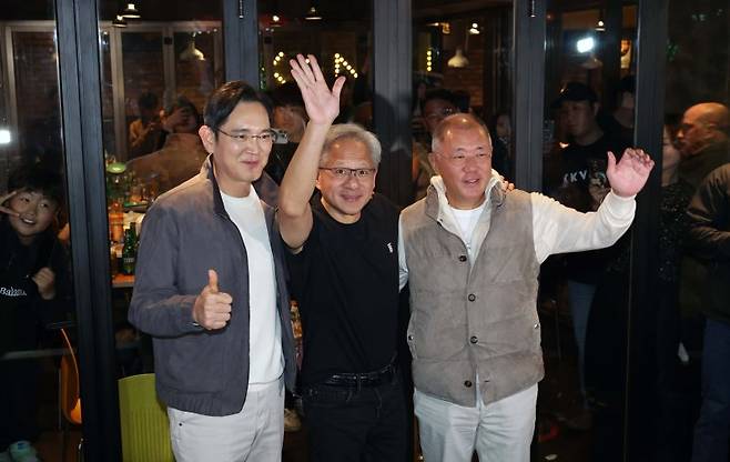 이재용(왼쪽부터) 삼성전자 회장, 젠슨 황 엔비디아 최고경영자(CEO), 정의선 현대차그룹 회장이 30일 서울 강남구 삼성동의 한 치킨집에서 치맥 회동을 마친 뒤 기념촬영을 하고 있다. 연합뉴스