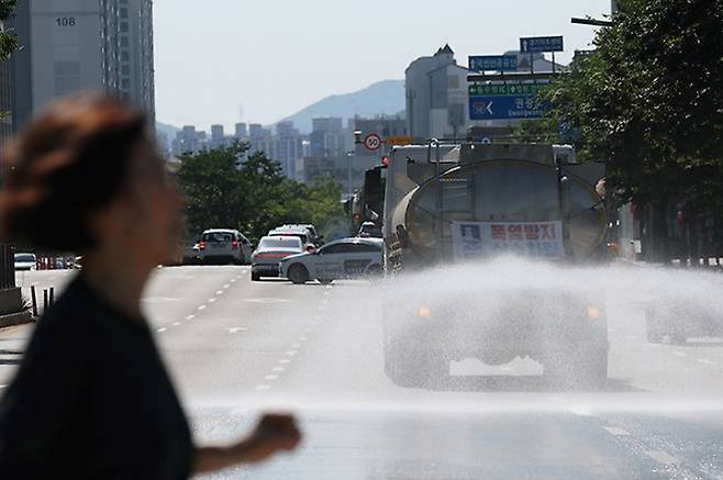 경기 수원시 팔달구 수원시청 인근에서 구청 관계자가 살수차를 이용해 물을 뿌리고 있다. 2025.7.11 (ⓒ뉴스1, 무단 전재-재배포 금지)
