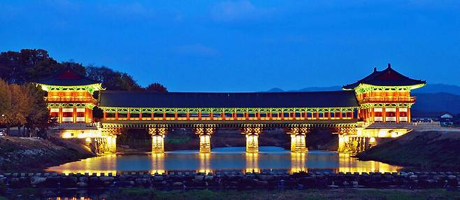 밤이 되면 풍경이 달라지는 월정교. 경주시 제공