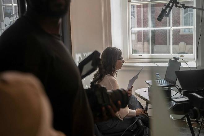 28일(현지시각) 남아프리카공화국 케이프타운에 있는 ‘데스몬드·리아 투투 유산 재단’ 사무실에서 유엔의 ‘1967년 이후 팔레스타인 점령지 인권 상황 특별보고관’을 맡고 있는 프란체스카 알바네제가 영상 발표를 하고 있다. AFP 연합뉴스