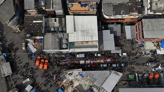 브라질 리우데자네이루 페냐 빈민가에서 마약 단속 경찰 작전이 시행된 다음날인 29일(현지시각) 주민들이 주요 도로 한 가운데 70구 이상의 주검을 줄지어 세우며 애도하고 있는 모습. 로이터 연합뉴스