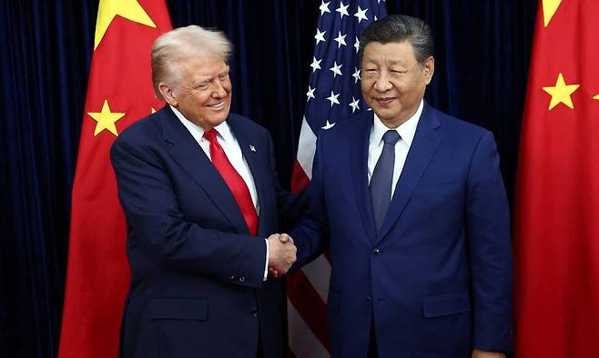 30일 오전 11시 미-중 정상회담이 열린 김해국제공항 의전실 나래마루에서 도널드 트럼프(사진 왼쪽) 미국 대통령과 시진핑 중국 국가주석이 악수를 하고 있다. 로이터 연합뉴스