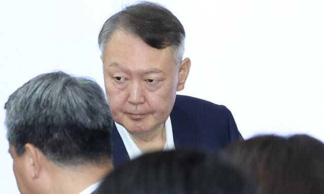 윤석열 전 대통령이 지난 9월26일 서울 서초구 서울중앙지법에서 열린 특수공무집행방해, 직권남용 권리행사방해 등 혐의 사건 첫 공판에 출석하고 있다. 사진공동취재단